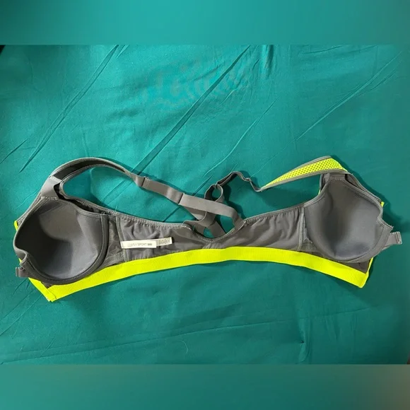 VS Knockout Sports Bra - Picture 5 of 5